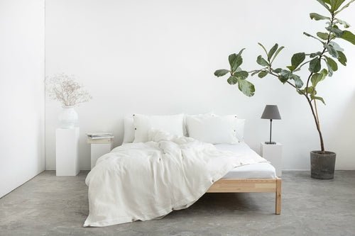 White linen bedding set with coconut buttons - Inflight Essentials