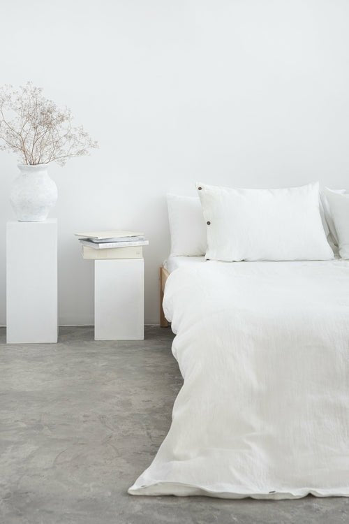 White linen bedding set with coconut buttons - Inflight Essentials