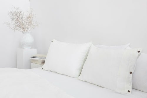 White linen bedding set with coconut buttons - Inflight Essentials