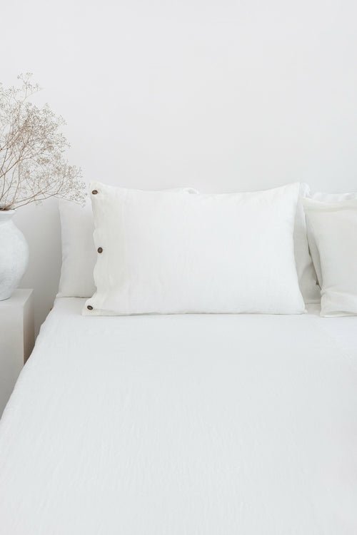 White linen bedding set with coconut buttons - Inflight Essentials