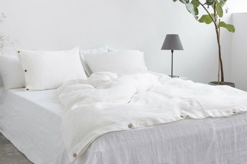 White linen bedding set with coconut buttons - Inflight Essentials