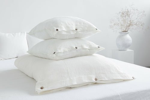 White linen bedding set with coconut buttons - Inflight Essentials